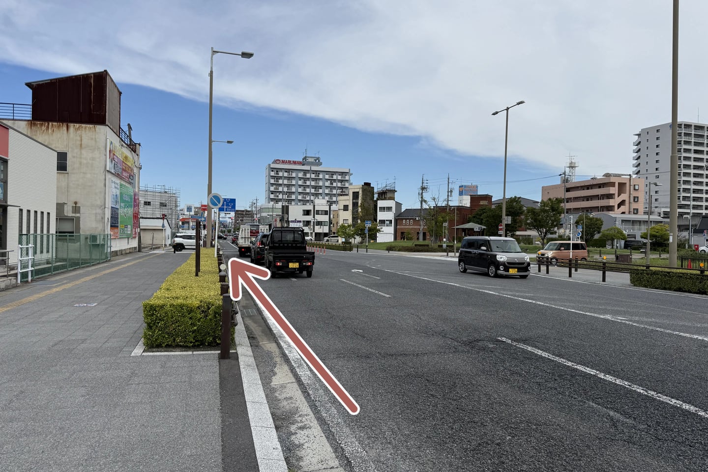 県道43号を北へ進む方向を矢印で示した道路写真