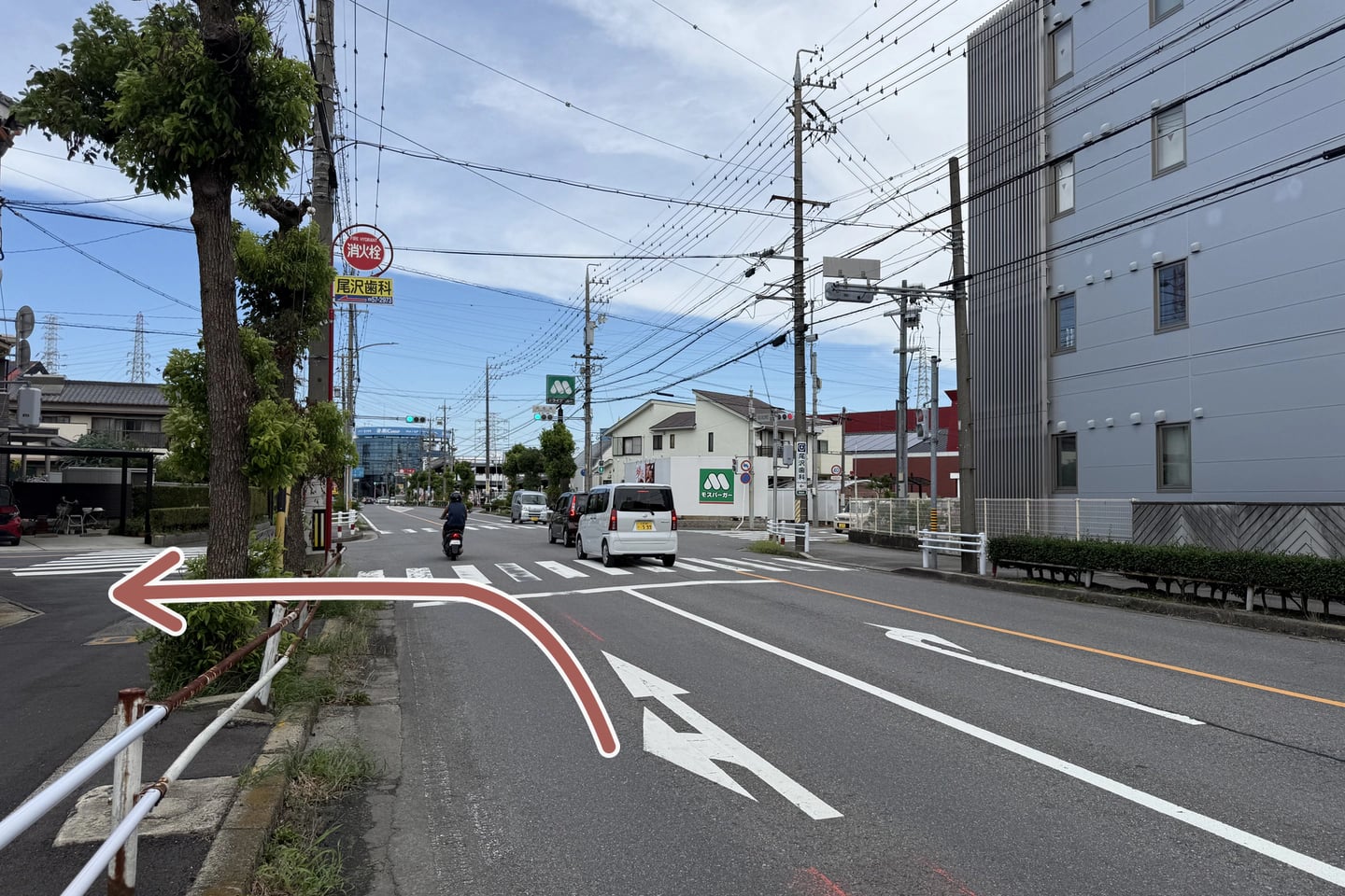 モスバーガーのある交差点で左折する方向を矢印で示した写真