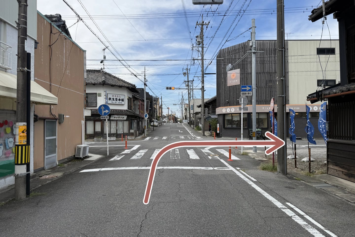 薬局のある信号交差点で右折する方向を矢印で示した写真